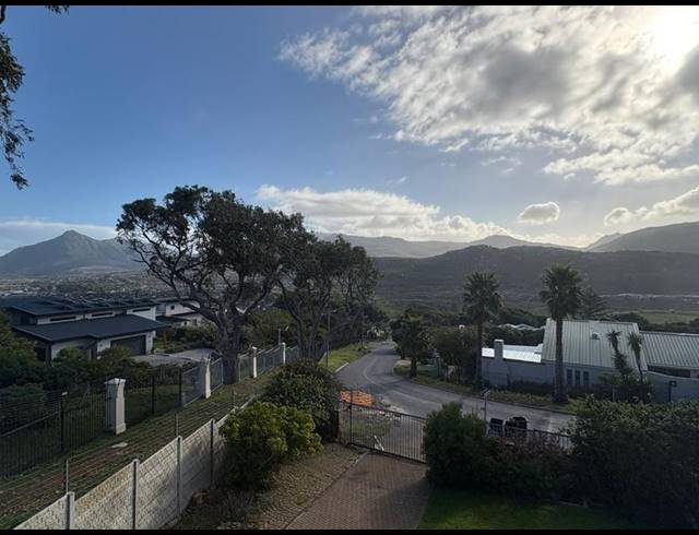 3 BEDROOM PROPERTY TO RENT IN FISH HOEK